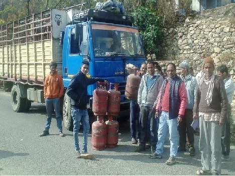 Villagers in the mesh of the gas truck stopped